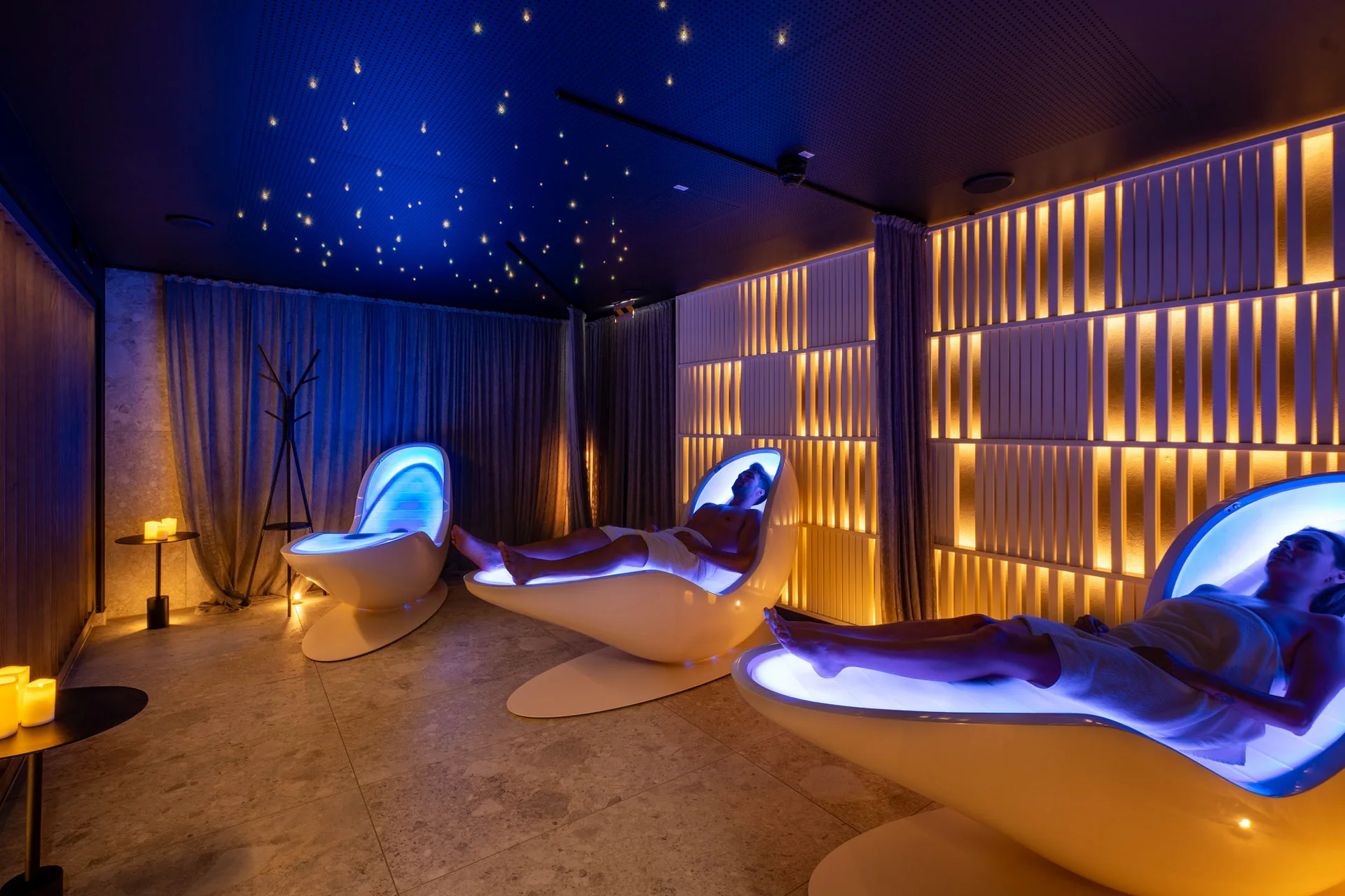 Entspannende Spa-Lounge mit futuristischen Liegen und Sternenhimmelbeleuchtung