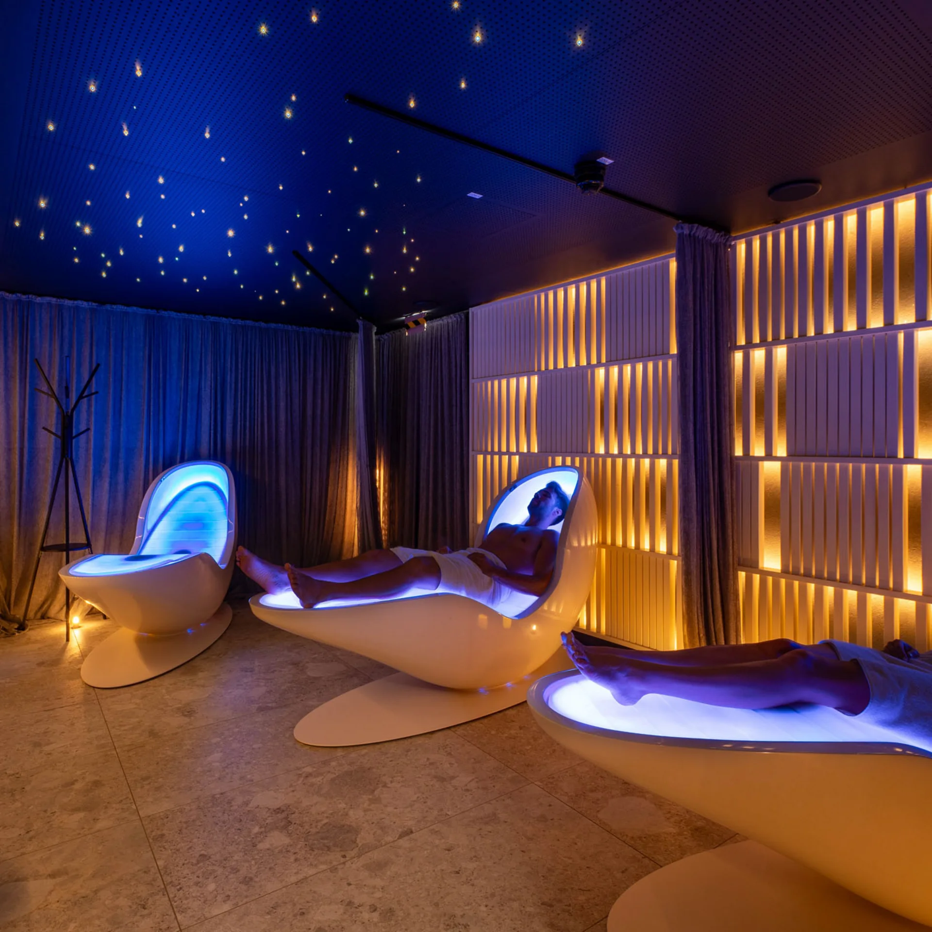 Entspannende Spa-Lounge mit futuristischen Liegen und Sternenhimmelbeleuchtung