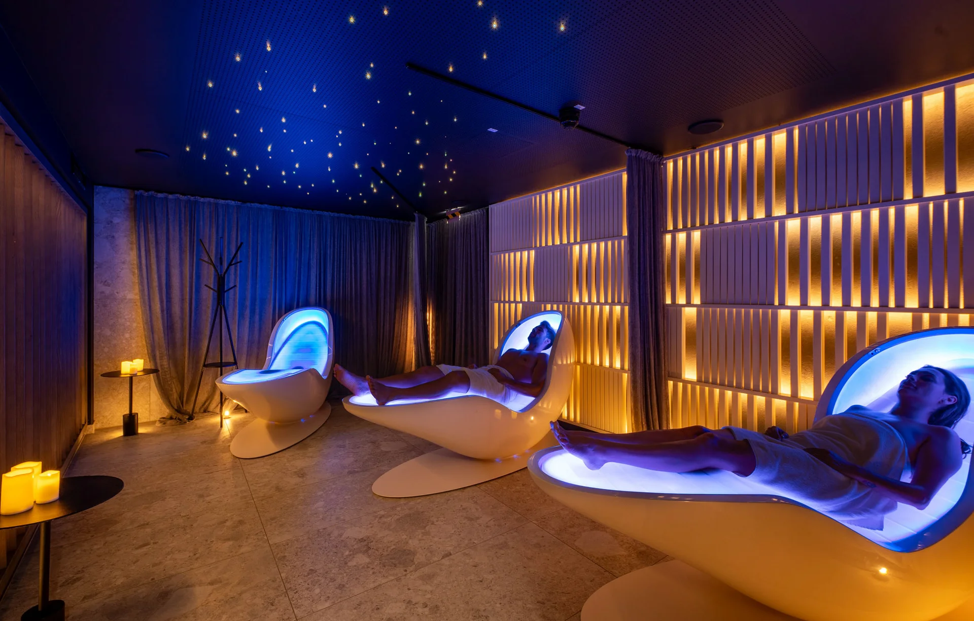 Entspannende Spa-Lounge mit futuristischen Liegen und Sternenhimmelbeleuchtung