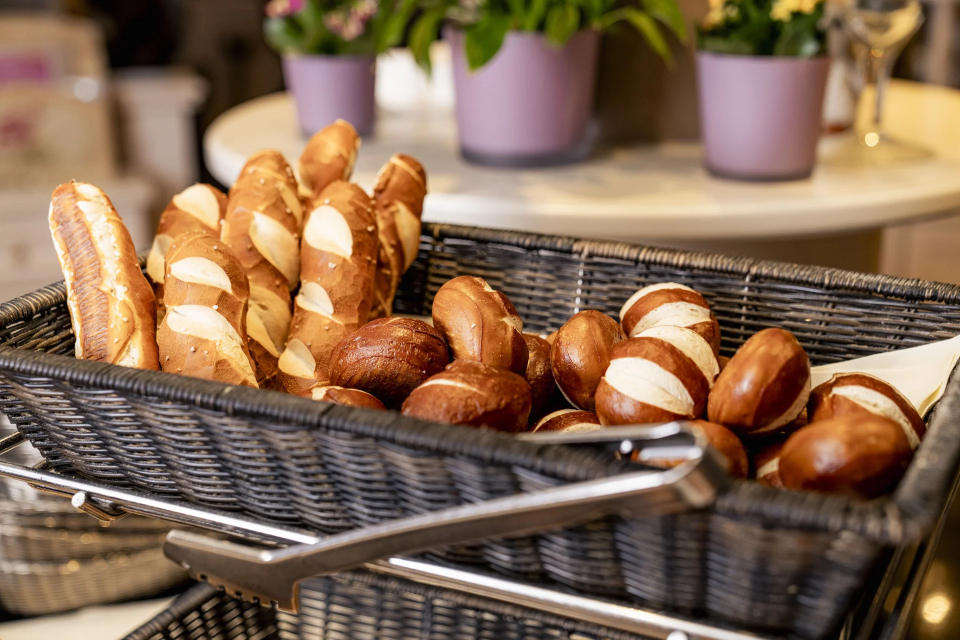 Korbbrot mit Brezeln und Brötchen im Vordergrund
