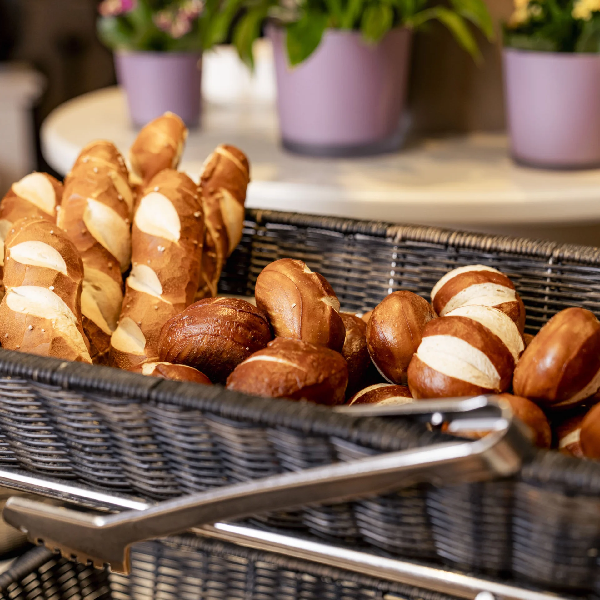 Korbbrot mit Brezeln und Brötchen im Vordergrund