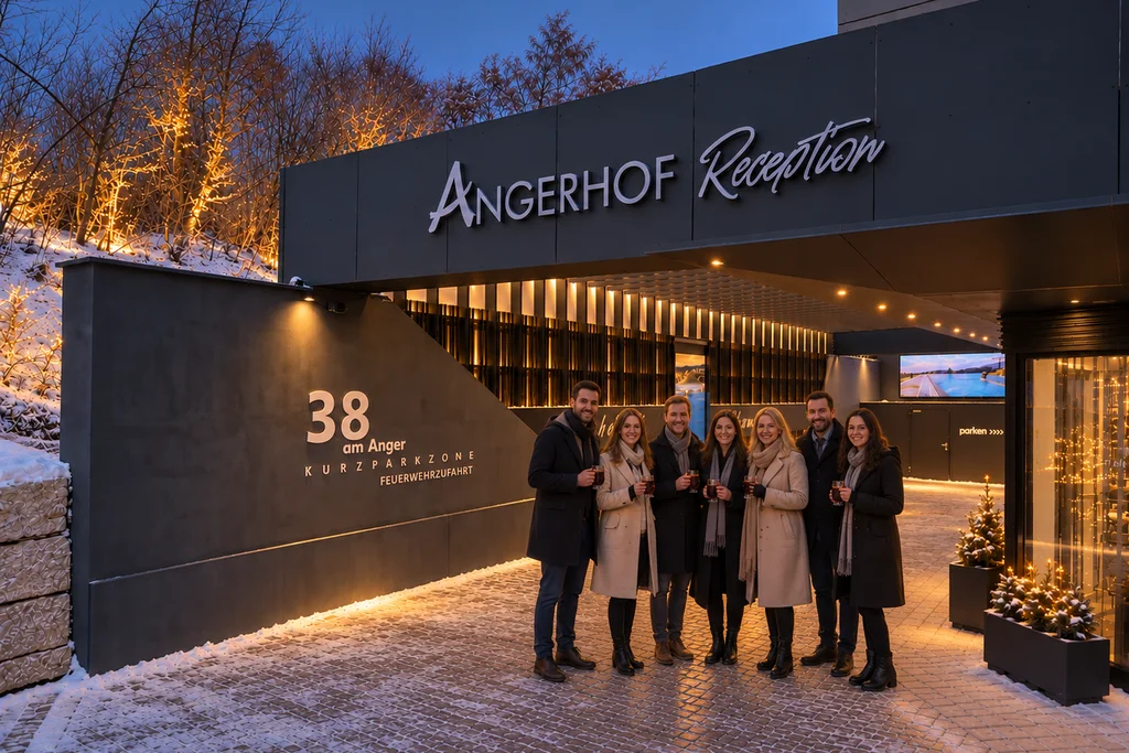 Für Feiern in kleiner und großer Runde Sieben Personen vor dem beleuchteten Eingang des Angerhofs an einem verschneiten Abend