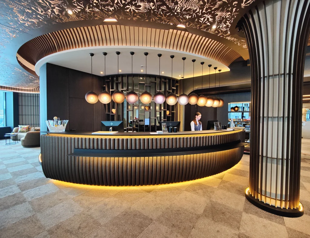 Moderne runde Hotellobby-Empfangstheke mit hängenden Leuchten