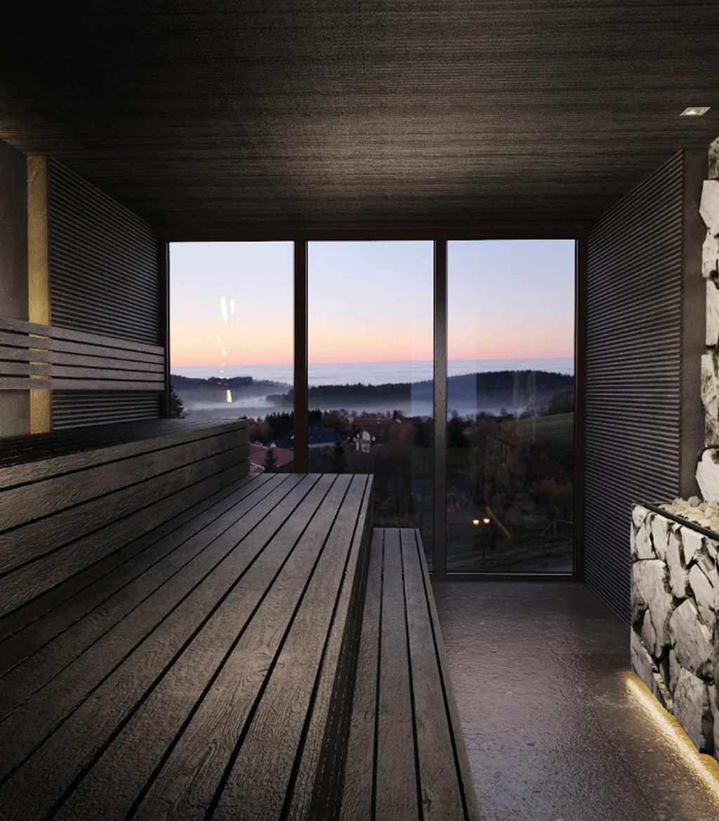 Innenraum einer Sauna mit Holzbänken und Fenster mit Bergblick bei Sonnenuntergang