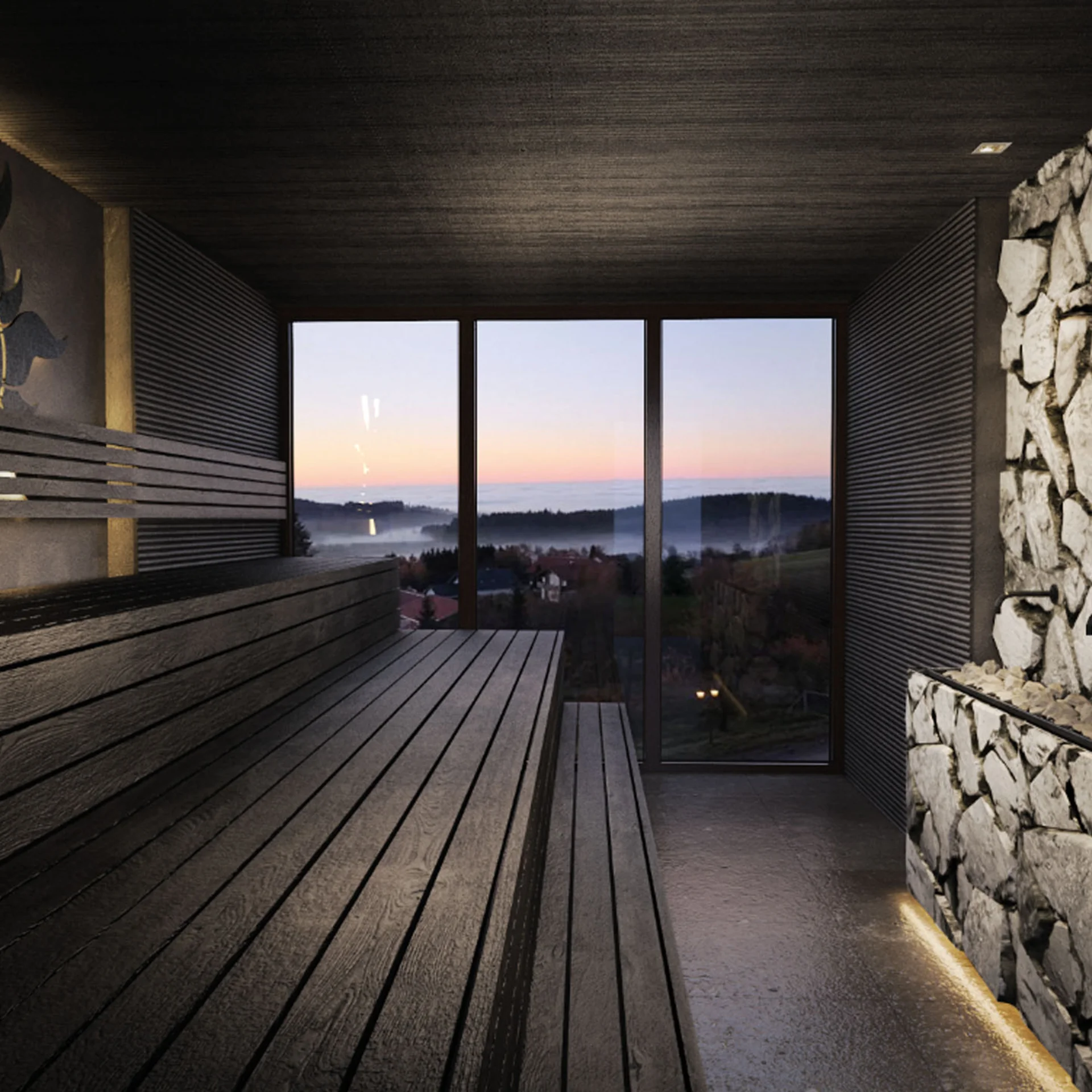 Innenraum einer Sauna mit Holzbänken und Fenster mit Bergblick bei Sonnenuntergang