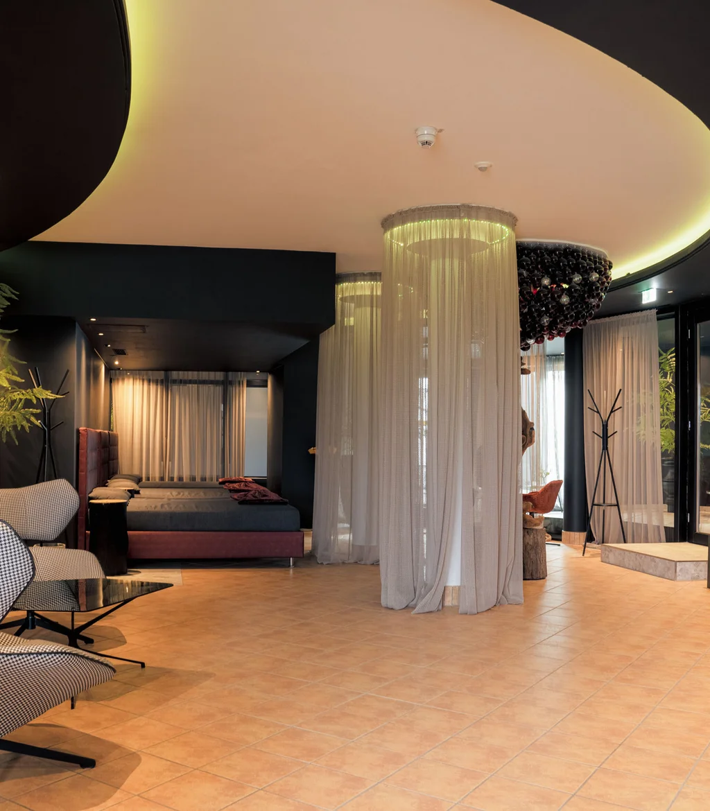 Moderne Lounge mit bunten Sitzgelegenheiten und indirekter Beleuchtung