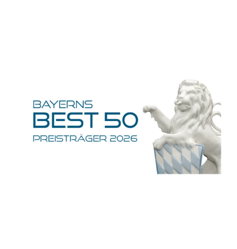 Premiumurlaub im Angerhof: unsere Auszeichnungen Logo mit der Aufschrift Bayerns Best 50 Preisträger 2026 und weißem Löwen auf Rautenmuster