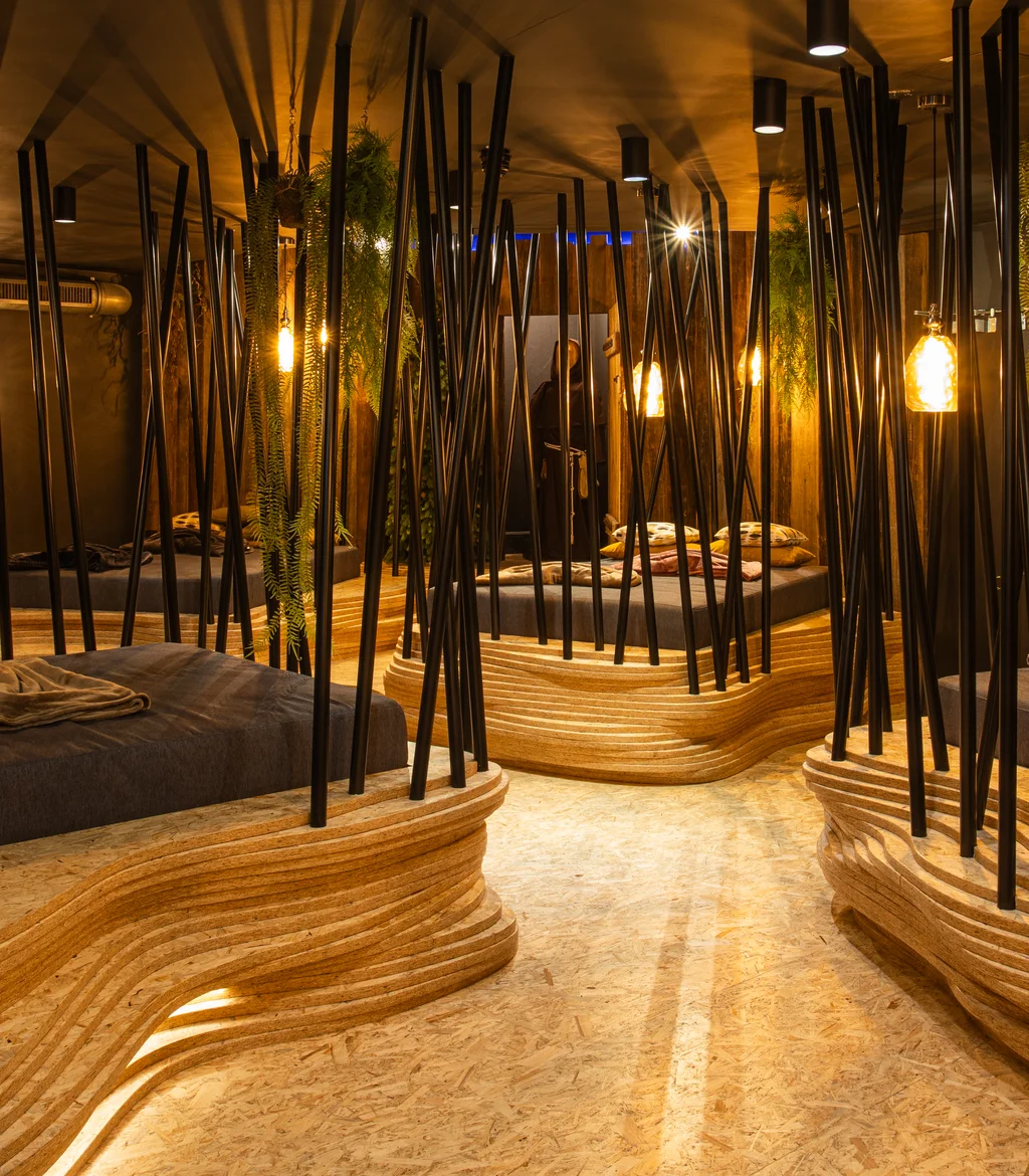Modernes Spa mit warmem Licht, Holzdekorationen und gemütlichen Liegen