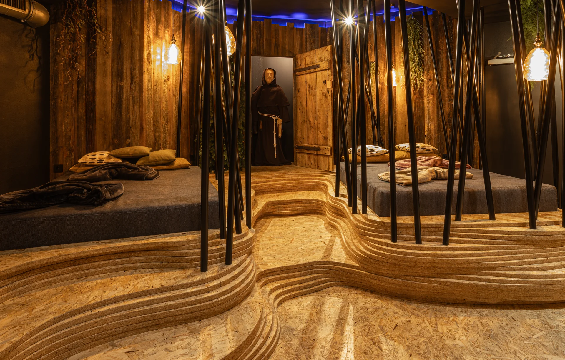 Gemütlicher Holzraum mit Sitzkissen und Puppe in dunklem Gewand