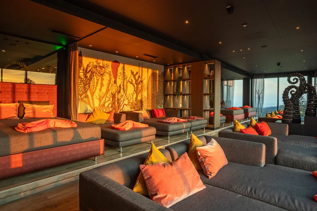 Für Feiern in kleiner und großer Runde Lounge mit grauen Sofas, bunten Kissen und dekorativen Seepferdchen-Skulpturen