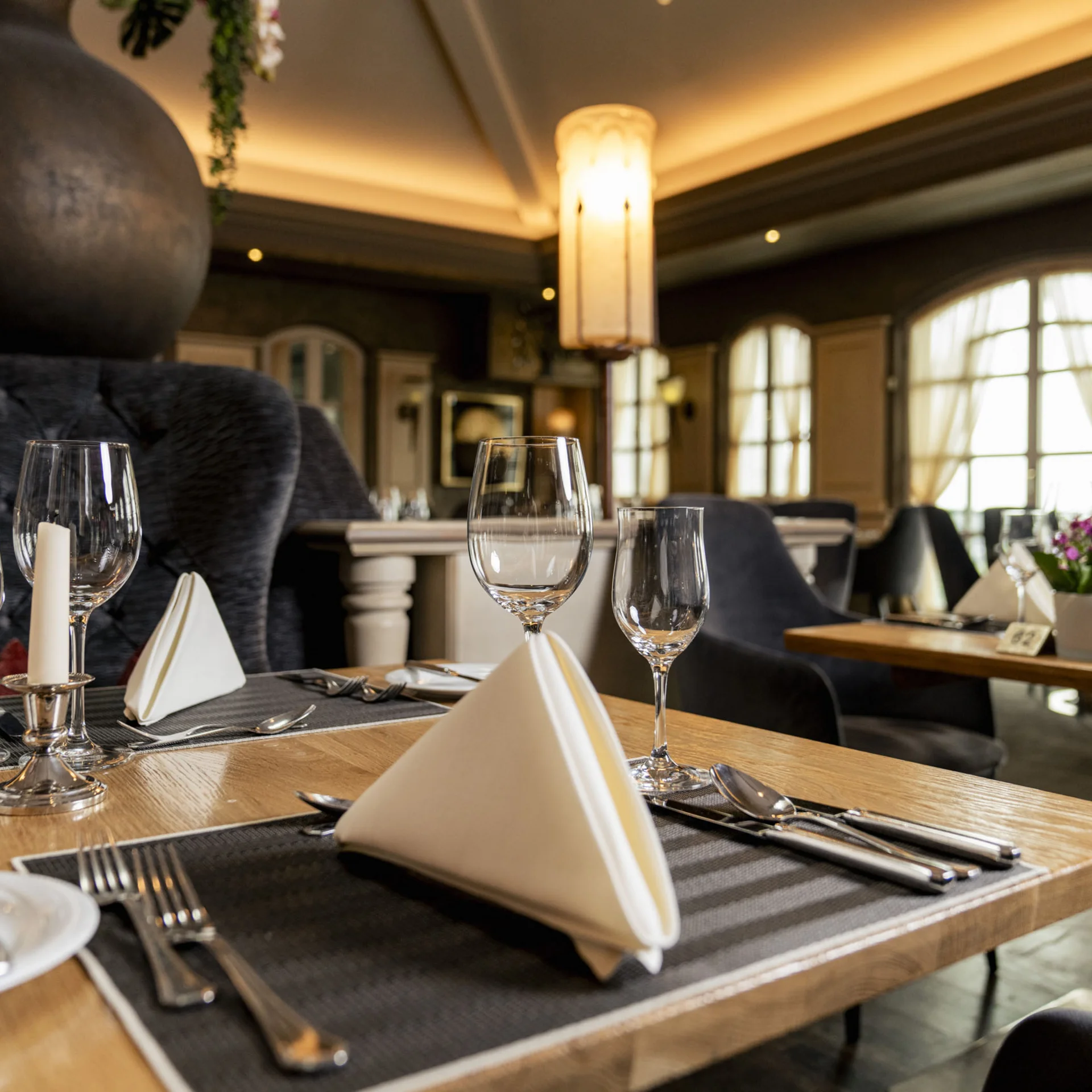 Eleganter gedeckter Tisch in einem stilvollen Restaurant mit Kerzen und Gläsern