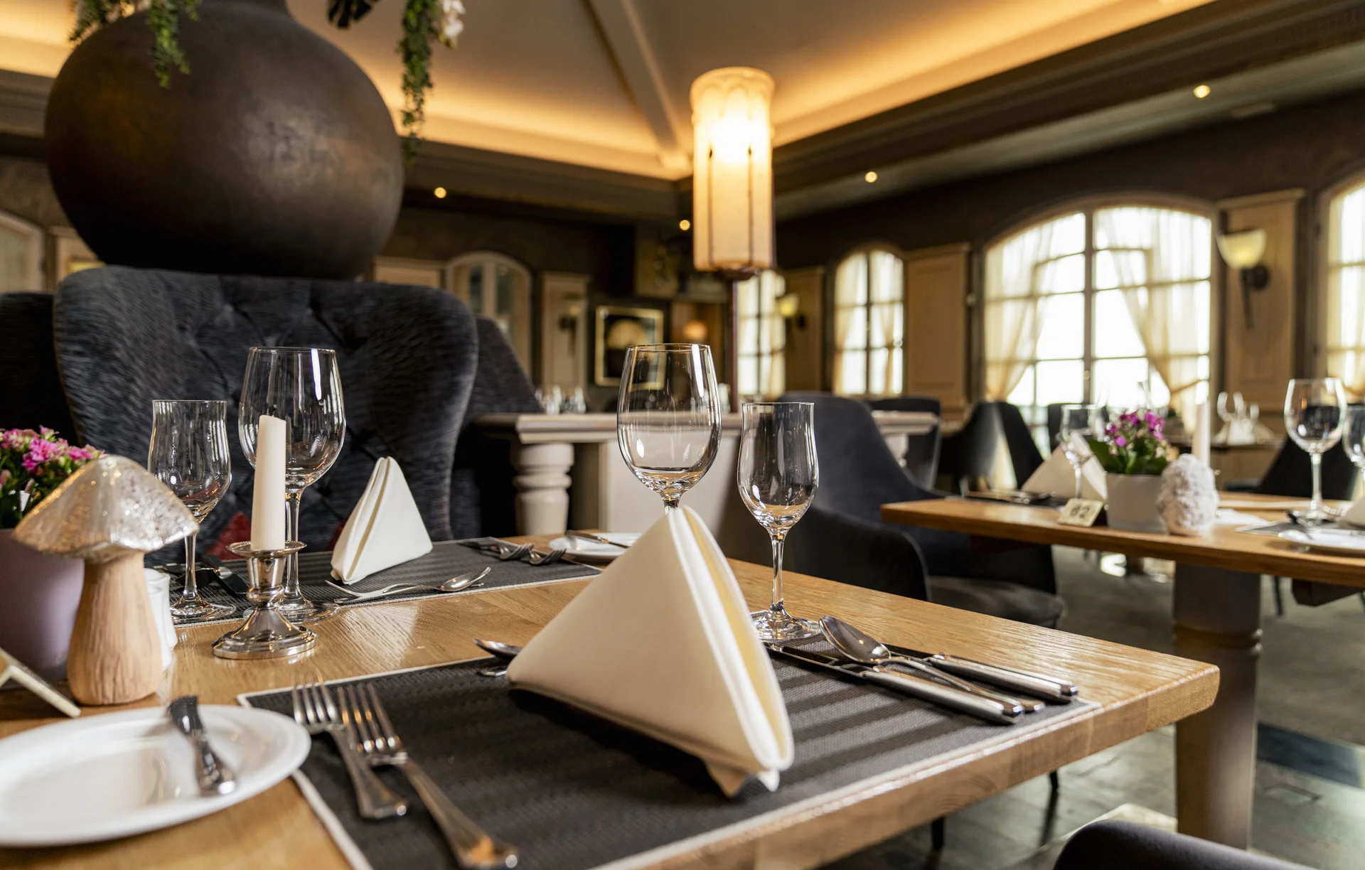 Eleganter gedeckter Tisch in einem stilvollen Restaurant mit Kerzen und Gläsern