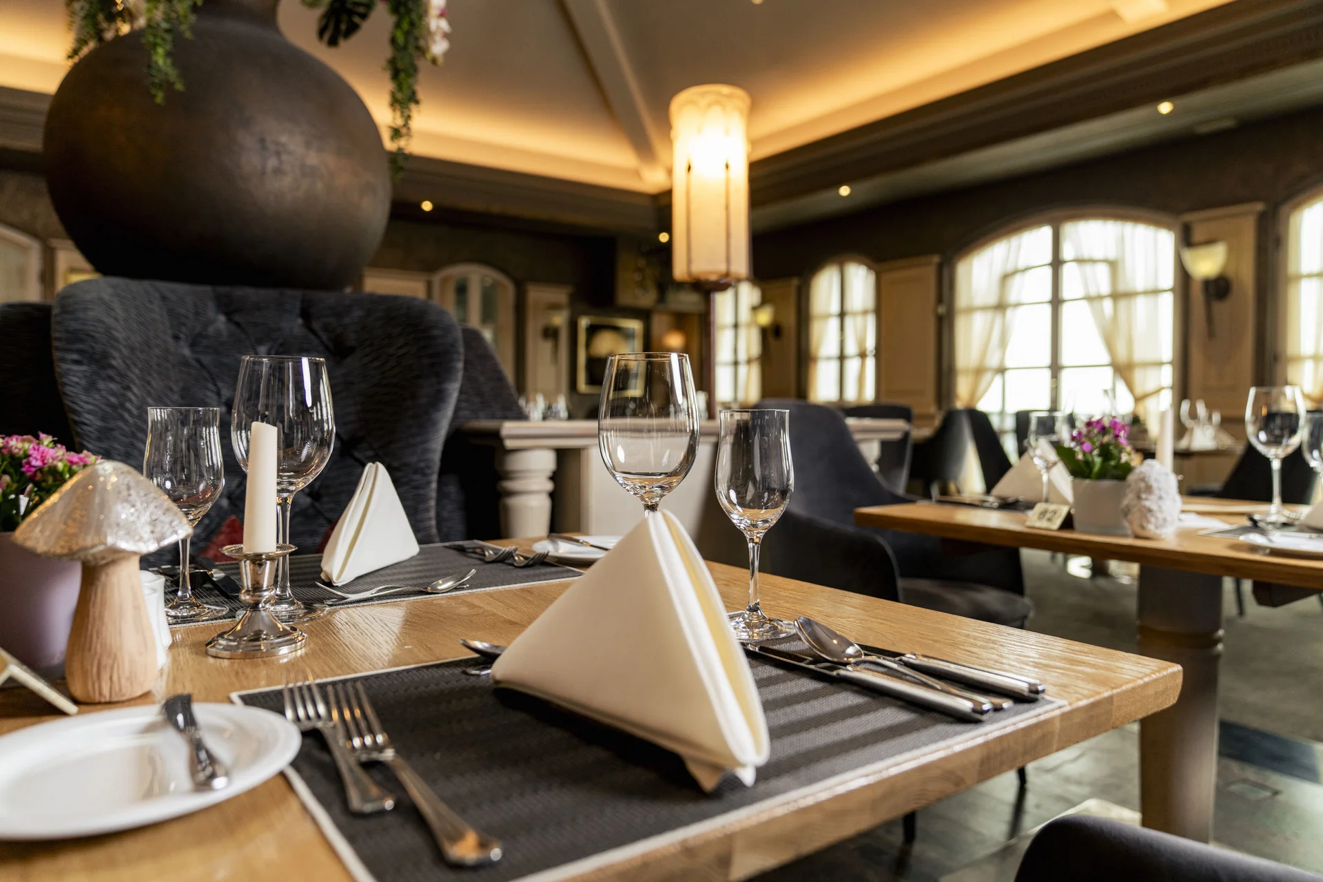 Eleganter gedeckter Tisch in einem stilvollen Restaurant mit Kerzen und Gläsern