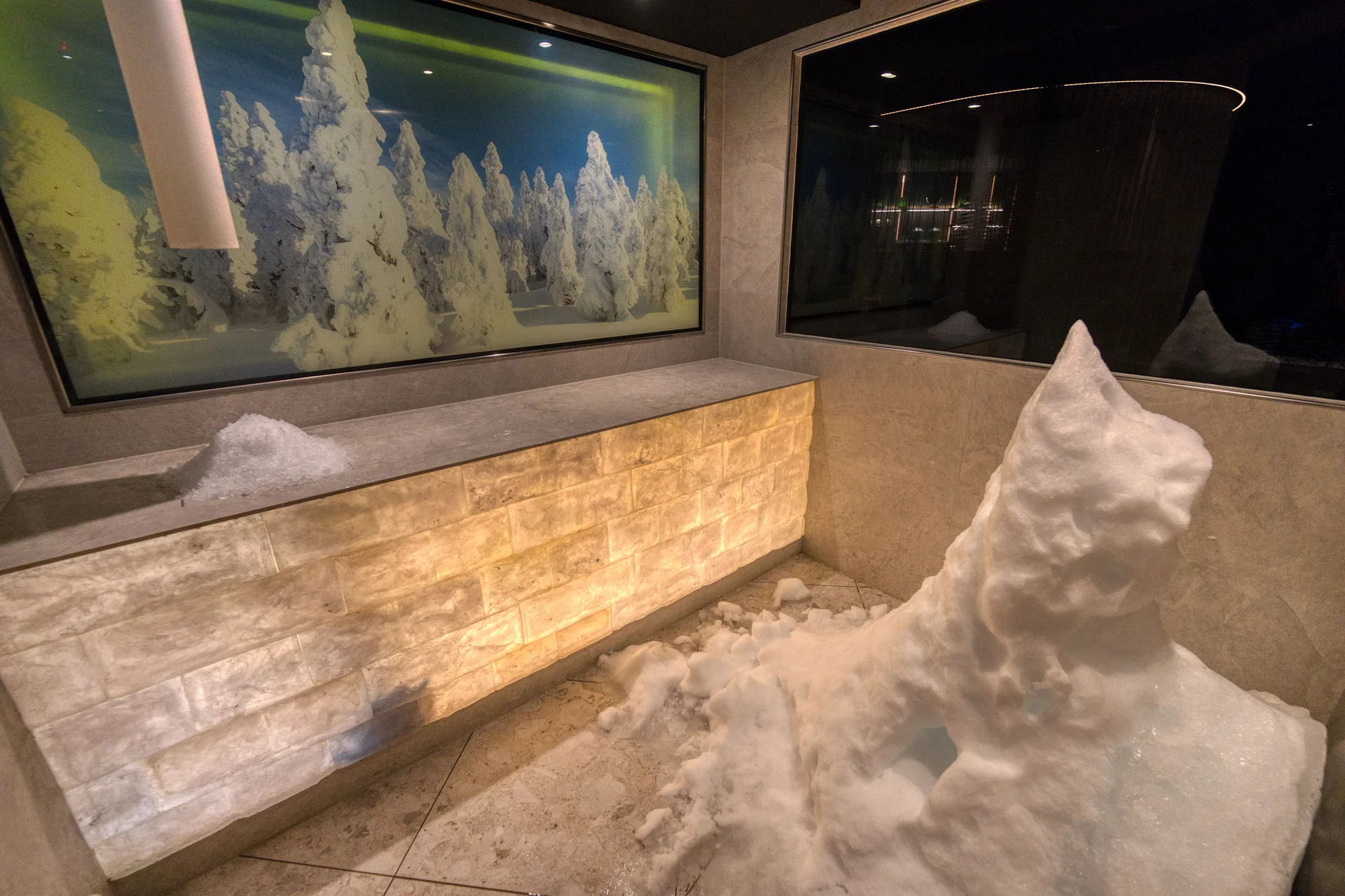 Moderner Raum mit Skulptur und Bild von schneebedeckten Fichten