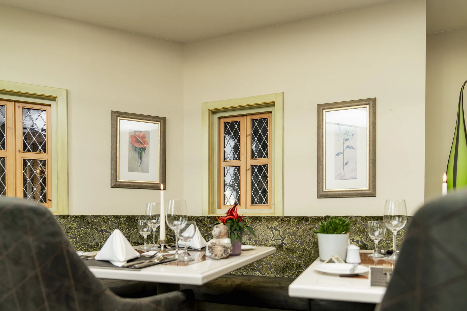 Elegantes Restaurant mit gedeckten Tischen und Blumenarrangements