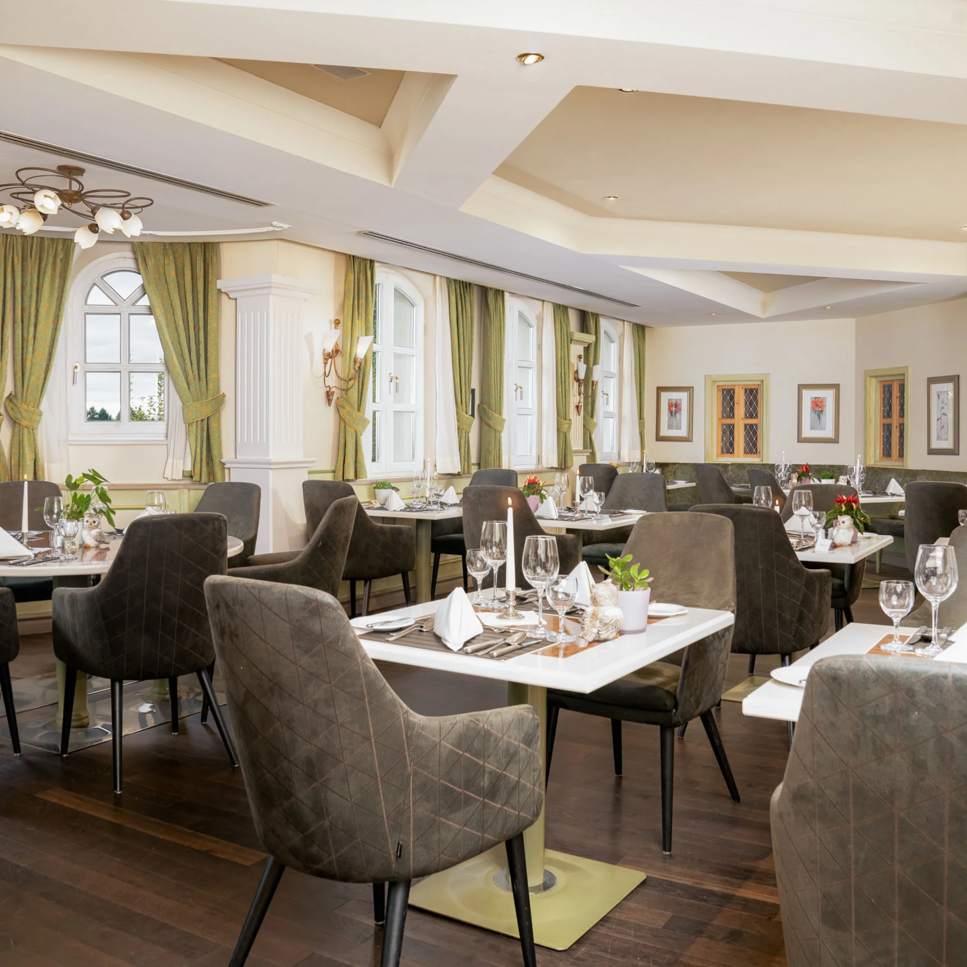 Elegantes Restaurant mit gedeckten Tischen und gepolsterten Stühlen