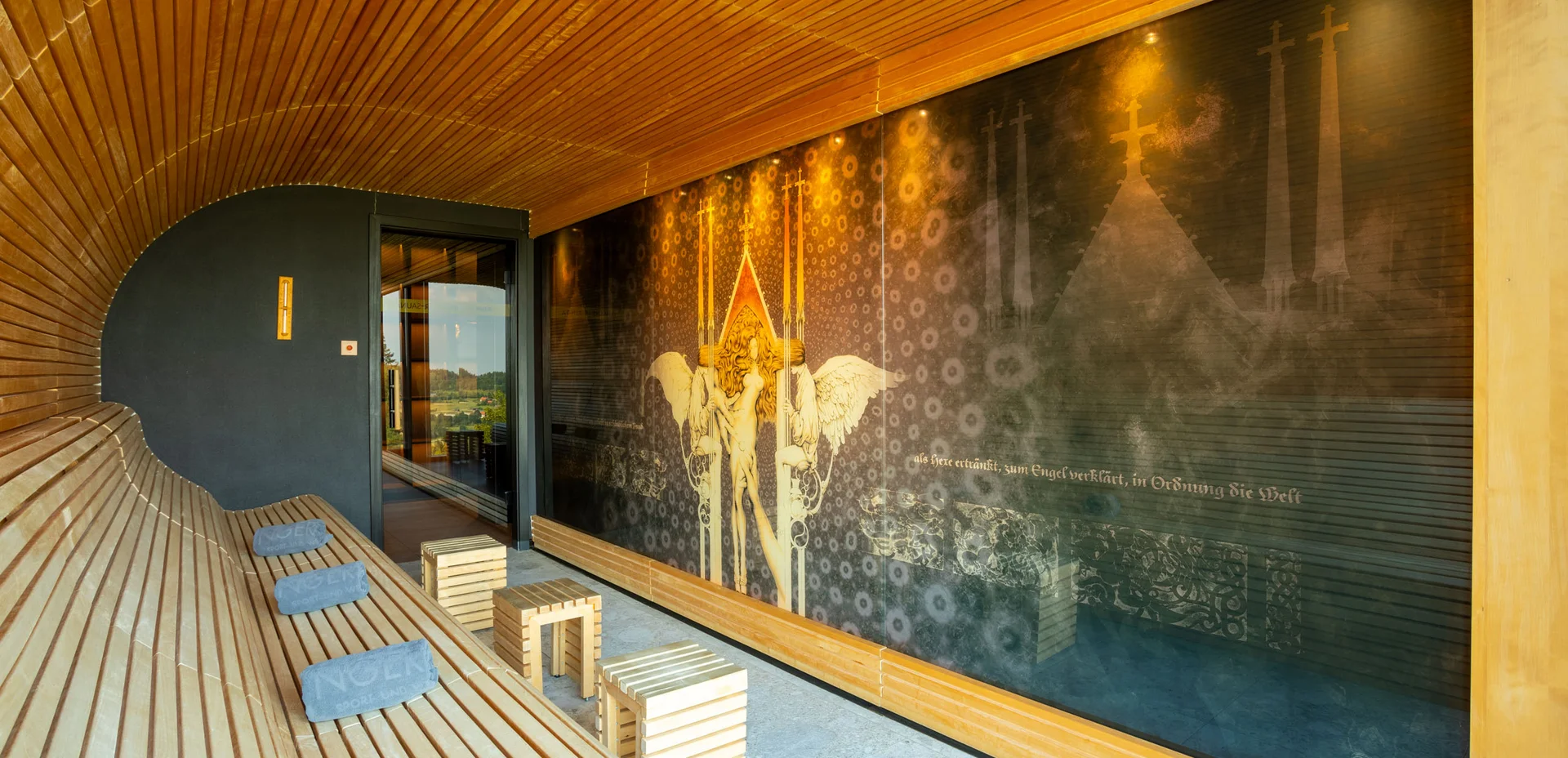 Moderner Saunaraum mit Holzverkleidung und dekorativem Wandbild