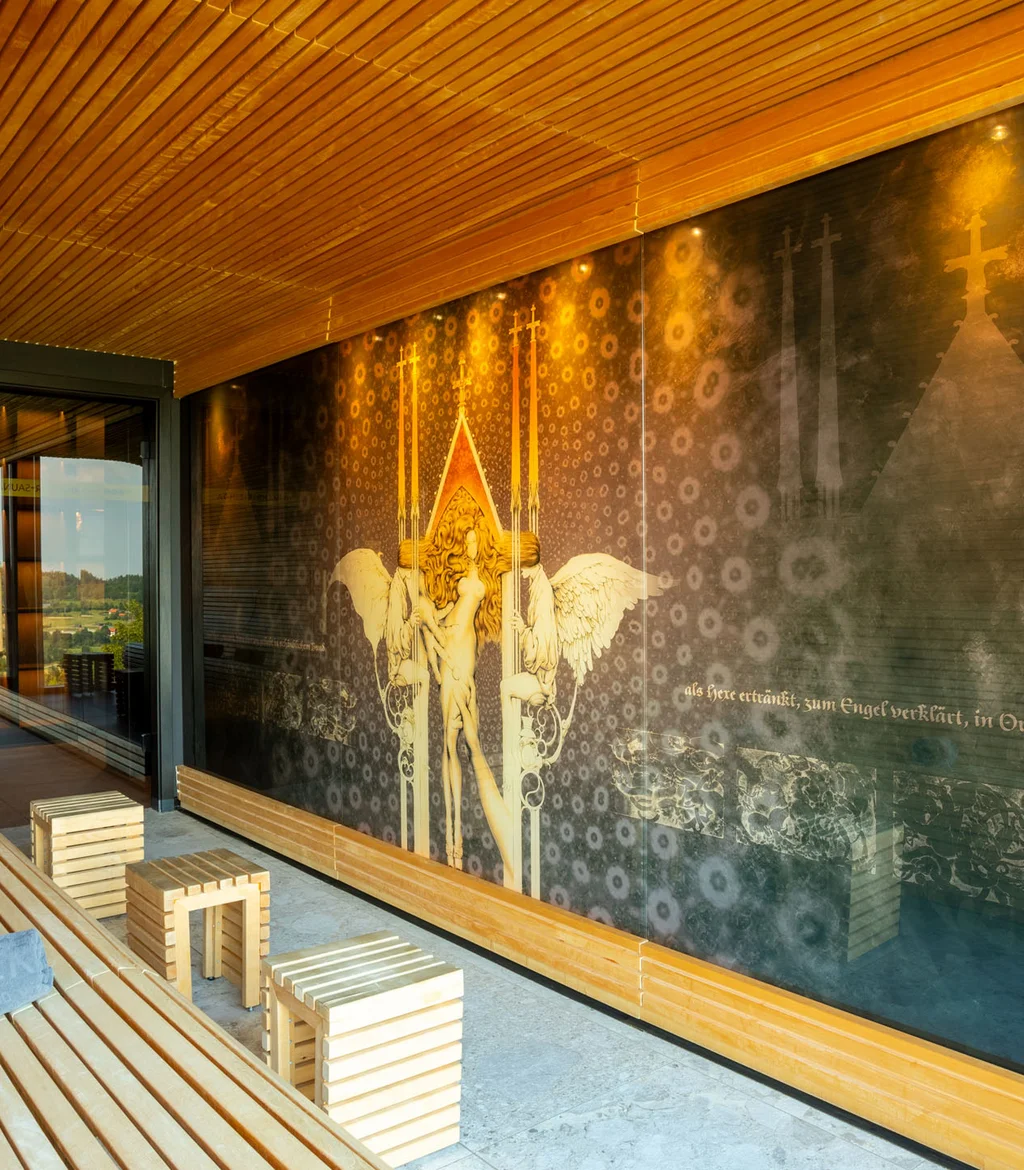 Moderner Saunaraum mit Holzverkleidung und dekorativem Wandbild