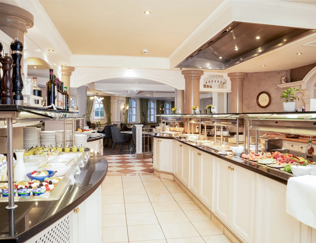 Buffetbereich in elegantem Restaurant mit Speisen und Getränken