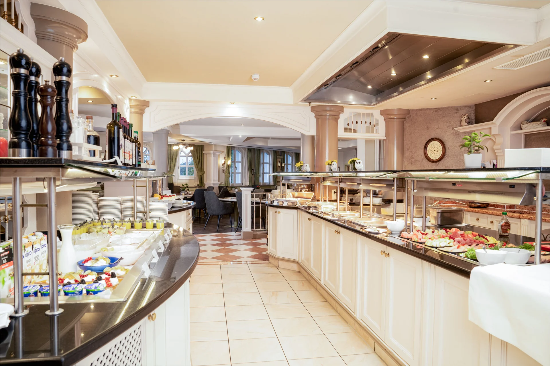 Buffetbereich in elegantem Restaurant mit Speisen und Getränken