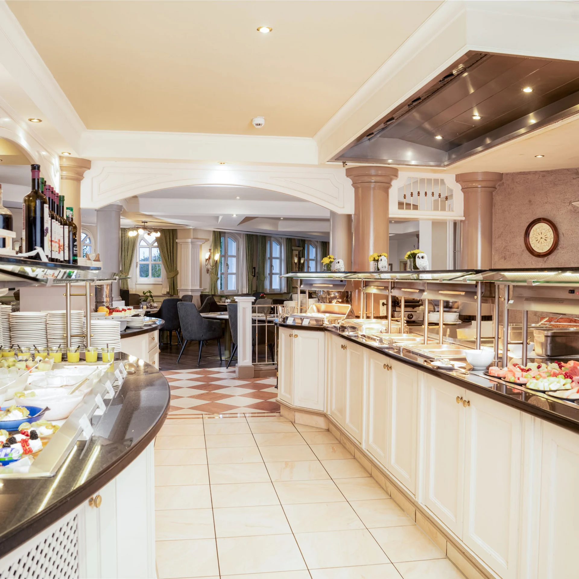 Buffetbereich in elegantem Restaurant mit Speisen und Getränken