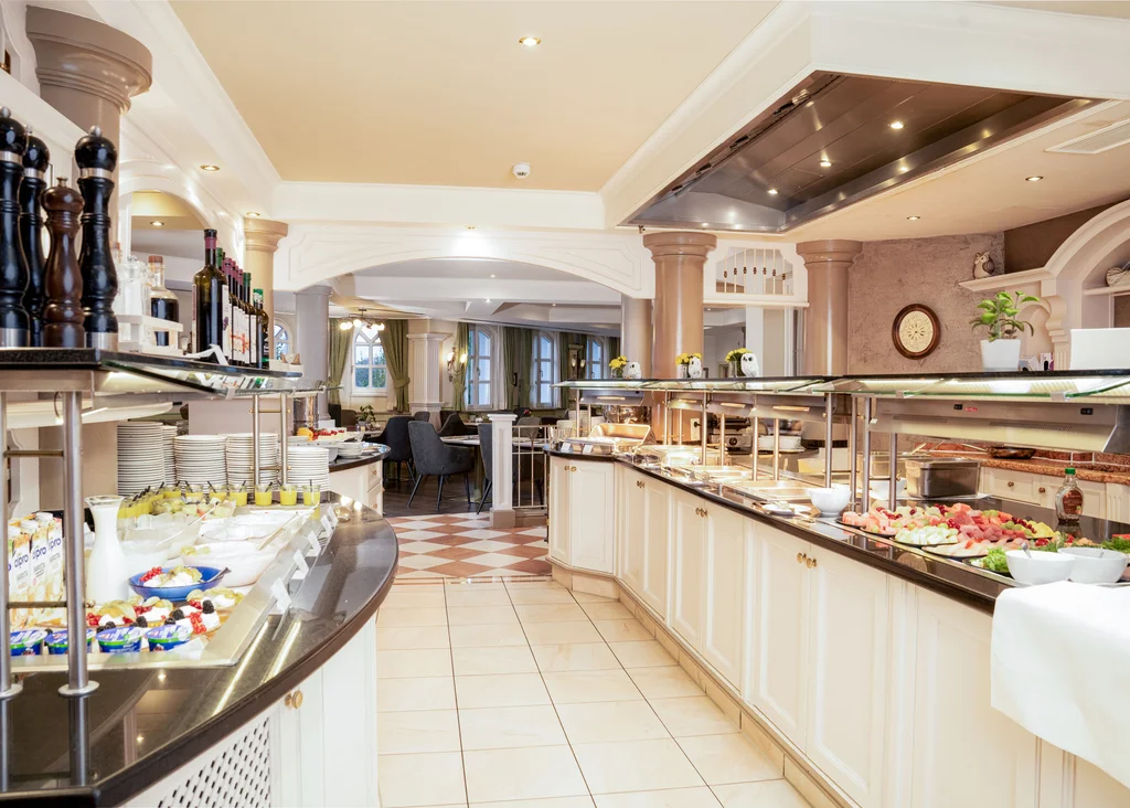 Buffetbereich in elegantem Restaurant mit Speisen und Getränken