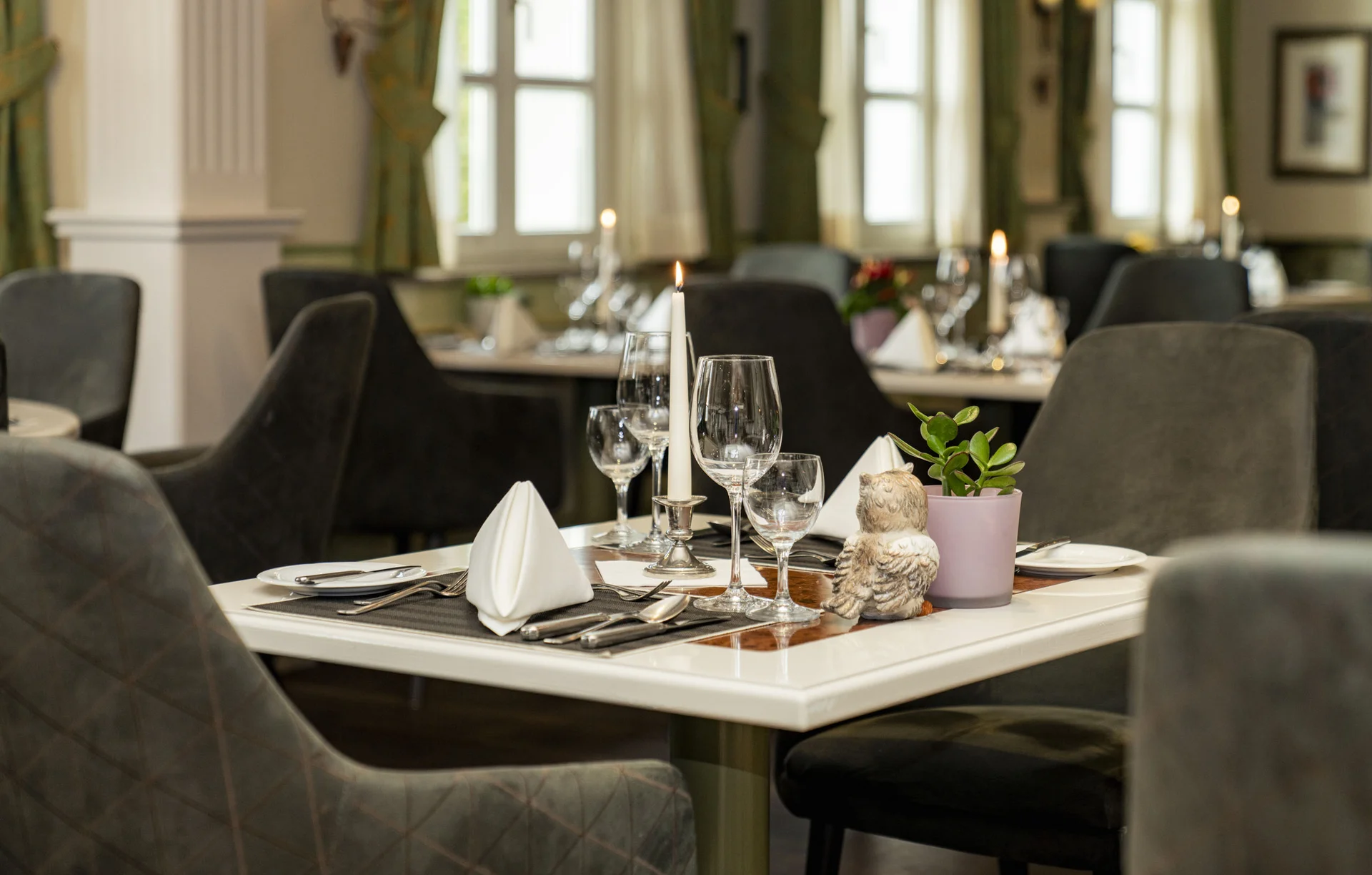 Elegantes Restaurant mit gedecktem Tisch und brennender Kerze
