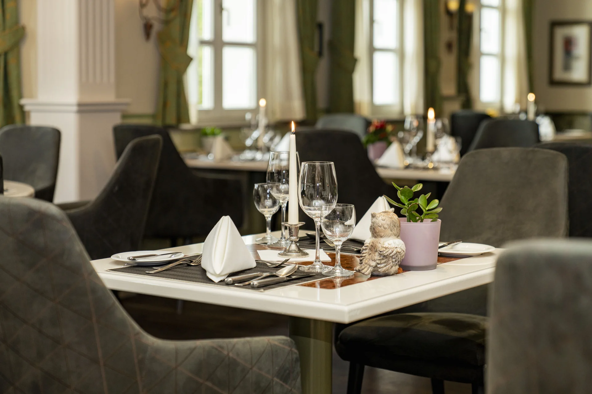 Elegantes Restaurant mit gedecktem Tisch und brennender Kerze