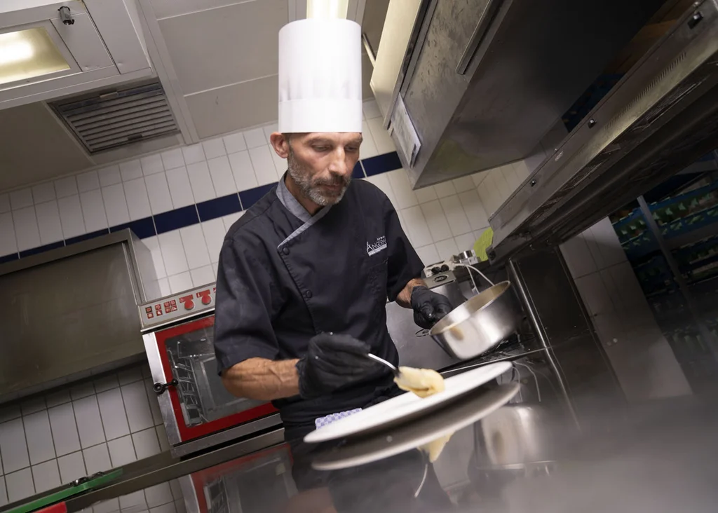 Chefkoch serviert Essen in einer professionellen Küche