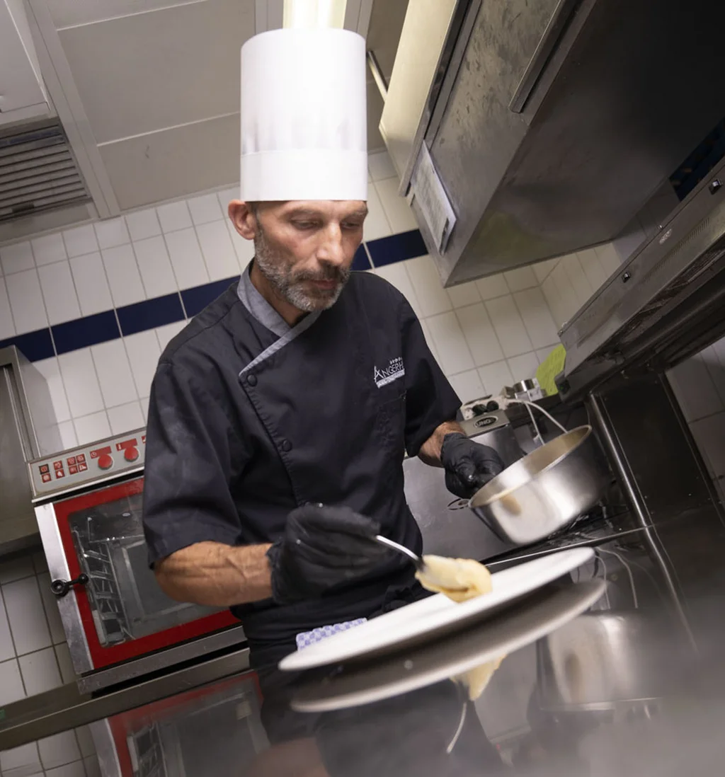Chefkoch serviert Essen in einer professionellen Küche