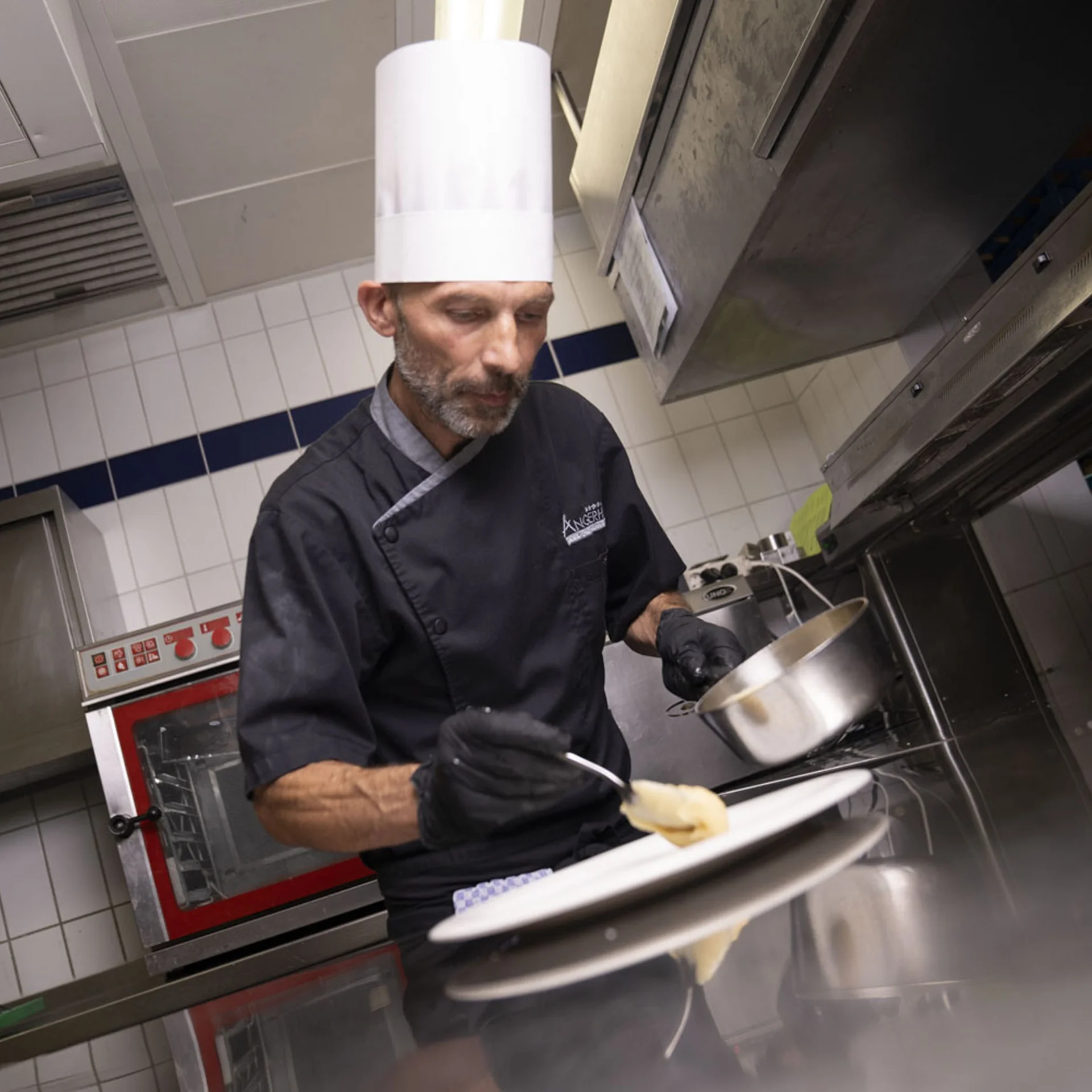Chefkoch serviert Essen in einer professionellen Küche